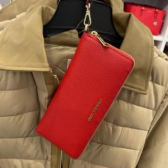 MICHAEL KORS
Leather Continental Wristlet Phone Case Wallet
Bright Red
NWT - Picture 9 of 16